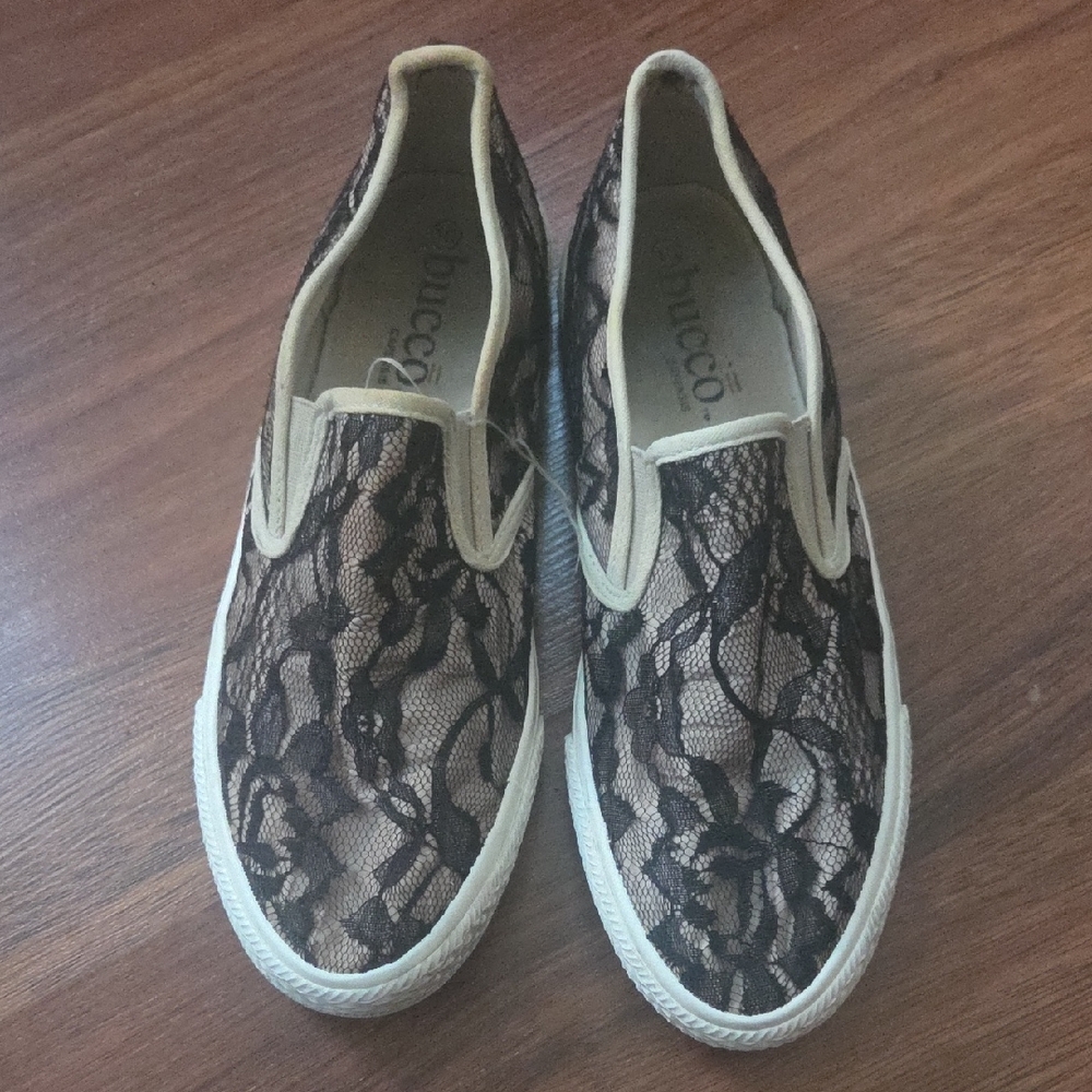 Bucco Women's Tan and Black Lace Slip-On Sneakers